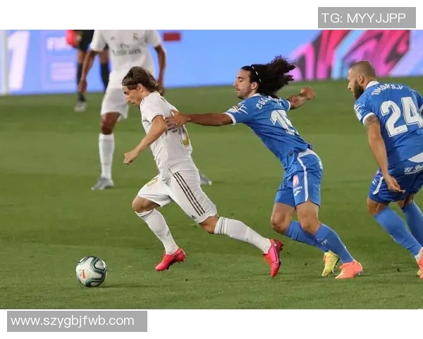 皇马与罗马激情对决黑白直播带你全程观看精彩瞬间